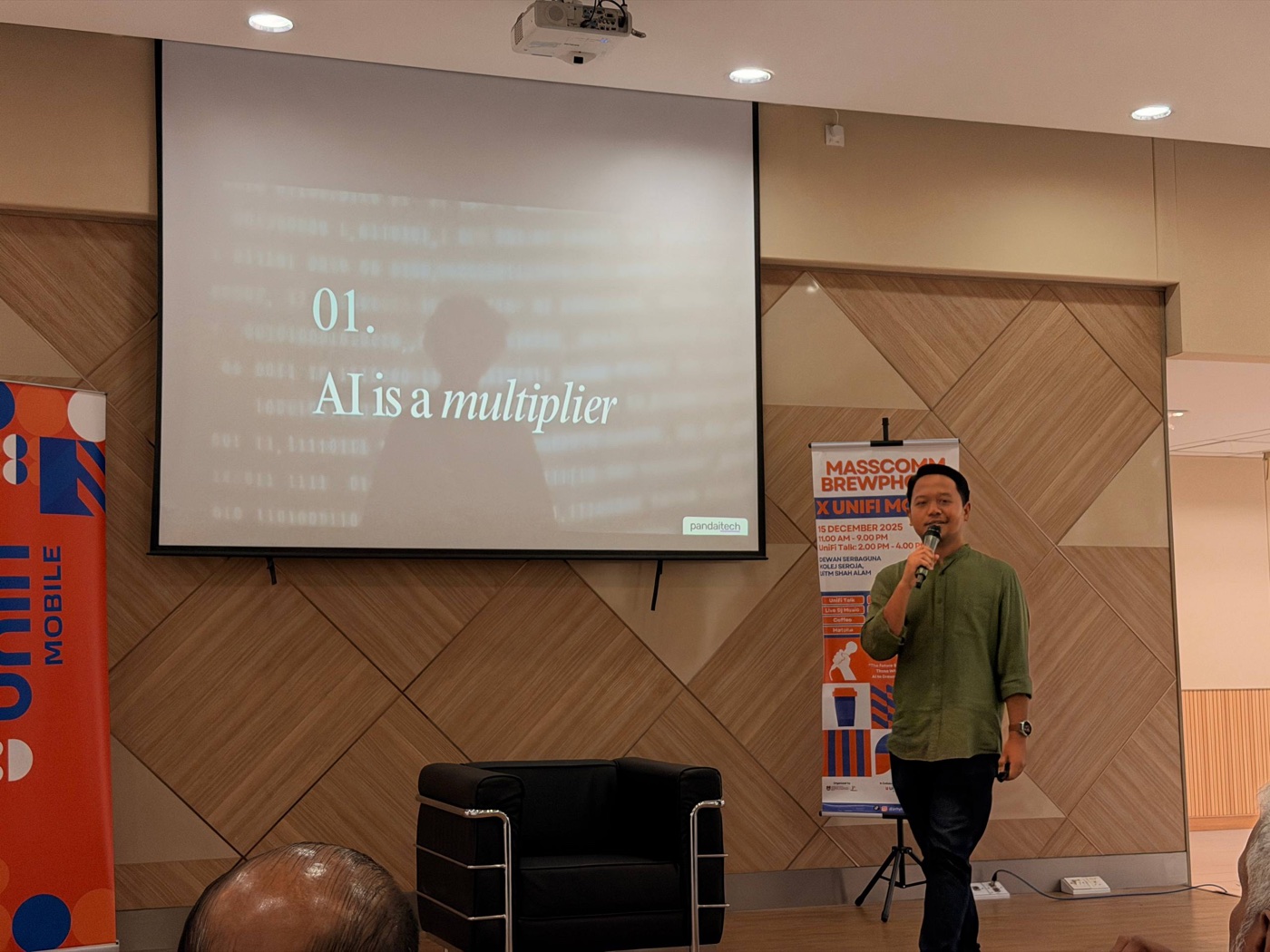Faiq berkongsi tentang AI dalam satu sesi bersemuka
