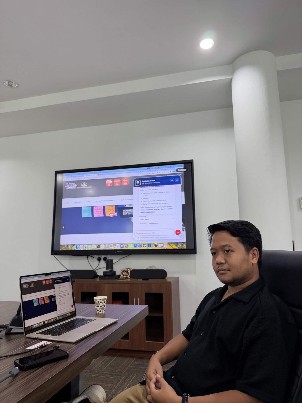 Faiq mengendalikan sesi latihan menggunakan sistem digital